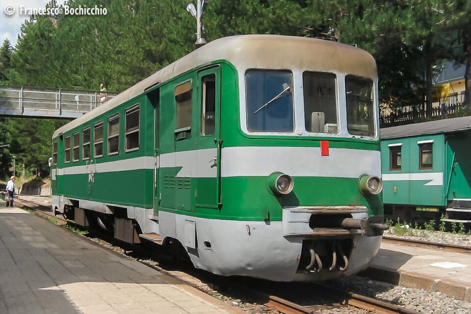 Salivamo sulle mitiche "littorine" che passavano ogni ora circa, una sorta di metropolitana di superficie che permetteva, anche se lentamente, gli spostamenti tra i paesi dell'entroterra catanzarese e cosentino.