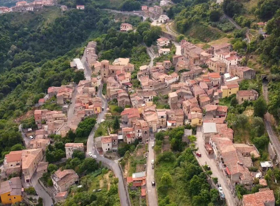 Ciao benvenuta/o o bentornata/o su Droni & Voli e Appunti di Viaggio, in questa occasione proponiamo il Sorvolo Scigliano Frazione Diano.