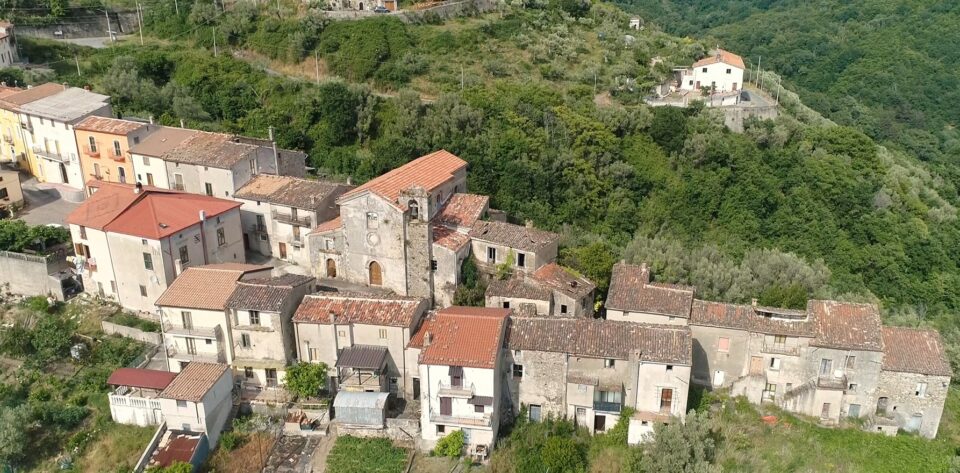 Ciao benvenuta/o o bentornata/o su Appunti di Viaggio di StaticaFacile, una collezione di luoghi in Calabria e fuori, in questa occasione facciamo il Sorvolo della frazione Petrisi di Scigliano.